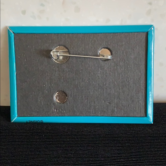 1995 WDCC “Disney Pocahontas” Logo Pin - Picture 3 of 4